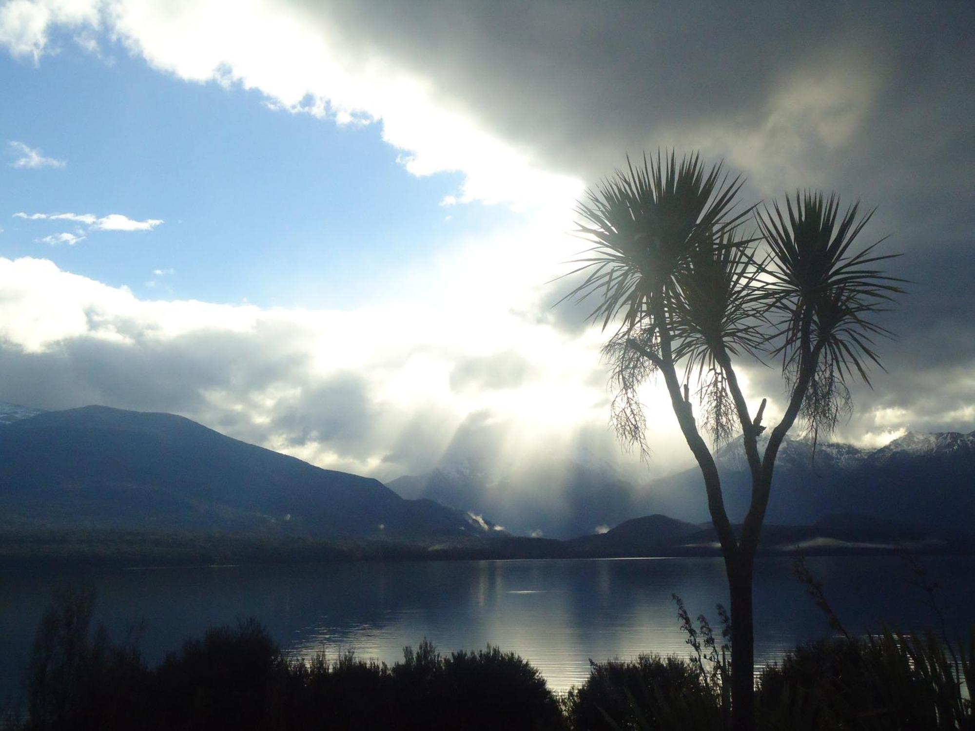 Shakespeare House Bed & Breakfast Te Anau Exterior photo