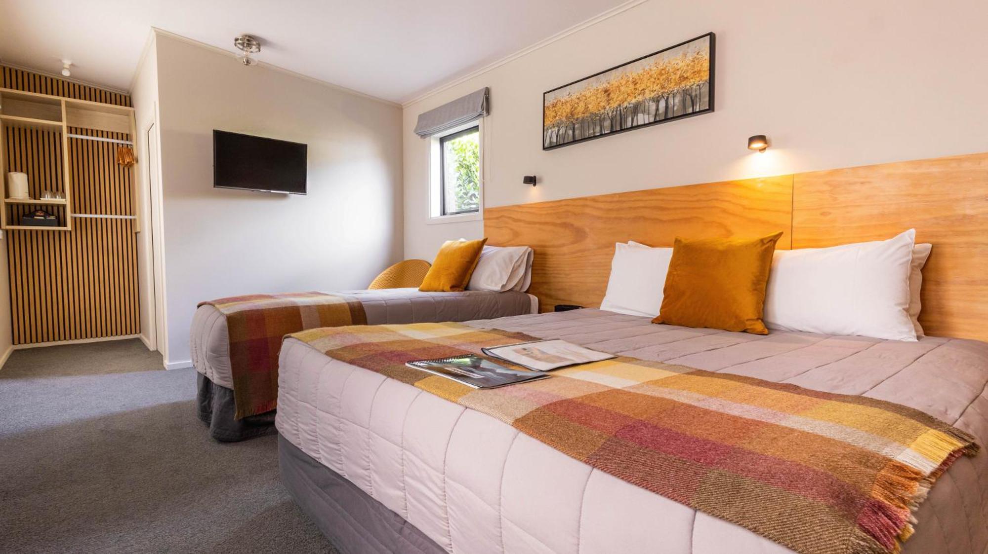 Shakespeare House Bed & Breakfast Te Anau Exterior photo