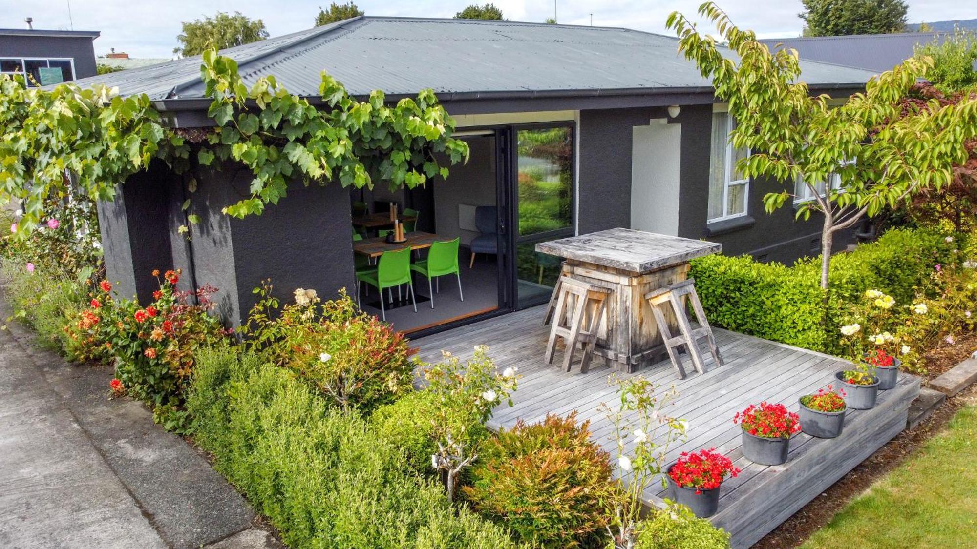 Shakespeare House Bed & Breakfast Te Anau Exterior photo