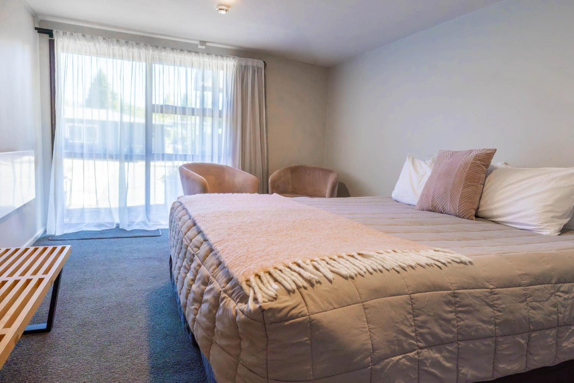Shakespeare House Bed & Breakfast Te Anau Exterior photo