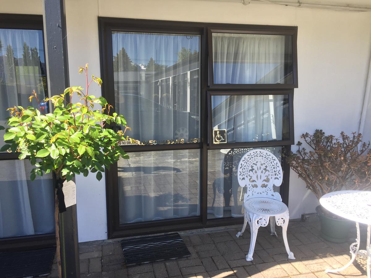 Shakespeare House Bed & Breakfast Te Anau Exterior photo