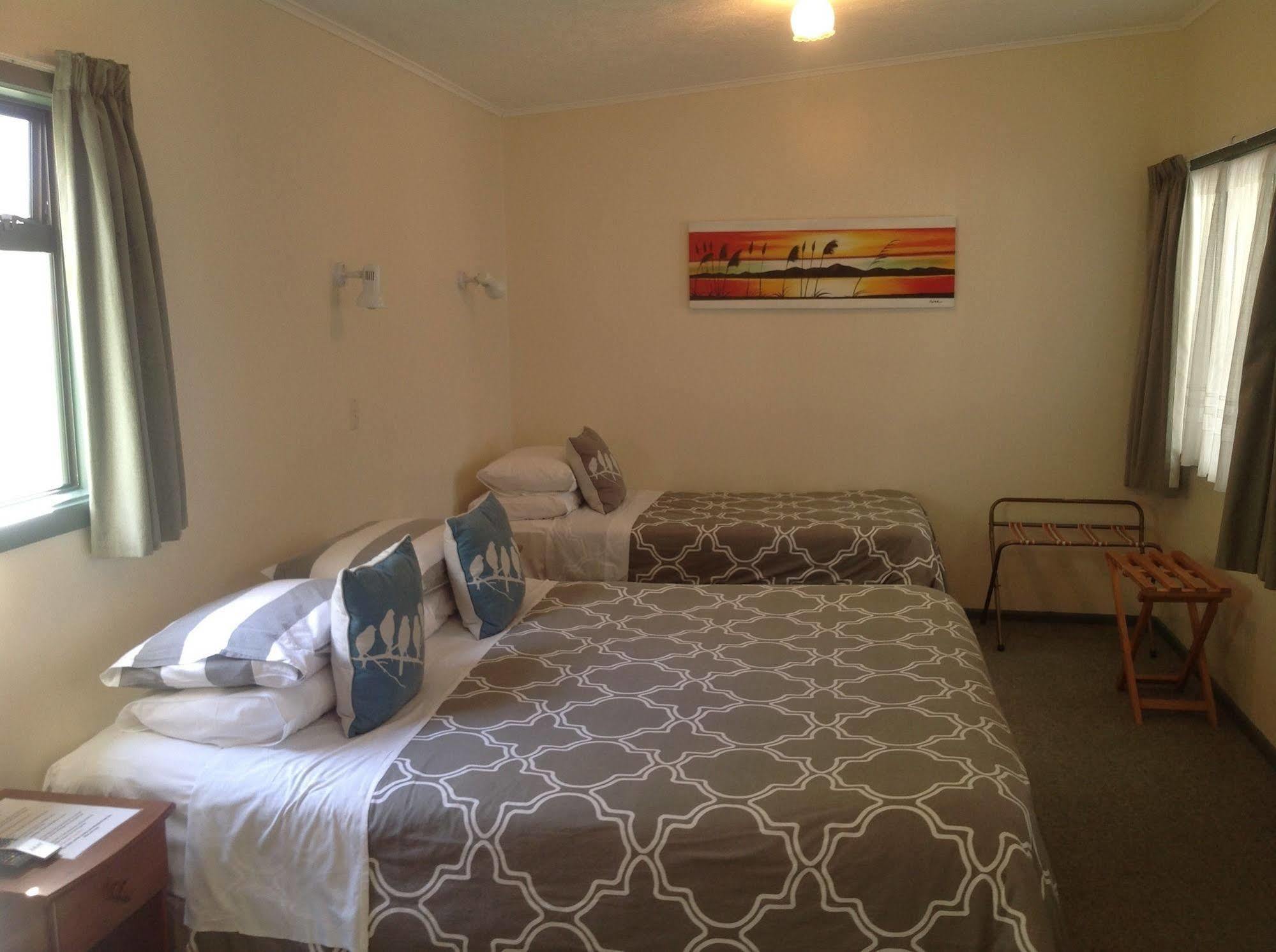 Shakespeare House Bed & Breakfast Te Anau Exterior photo