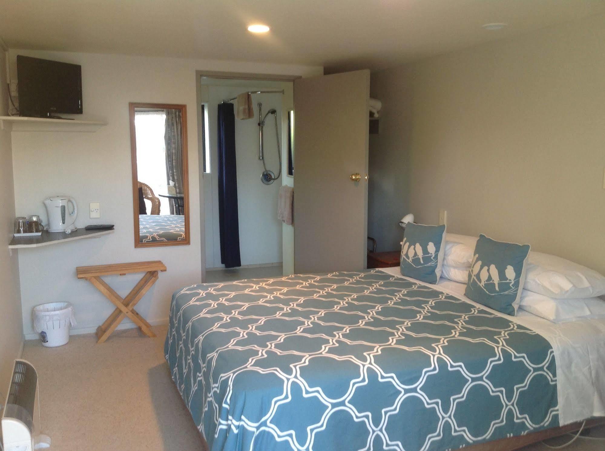 Shakespeare House Bed & Breakfast Te Anau Exterior photo
