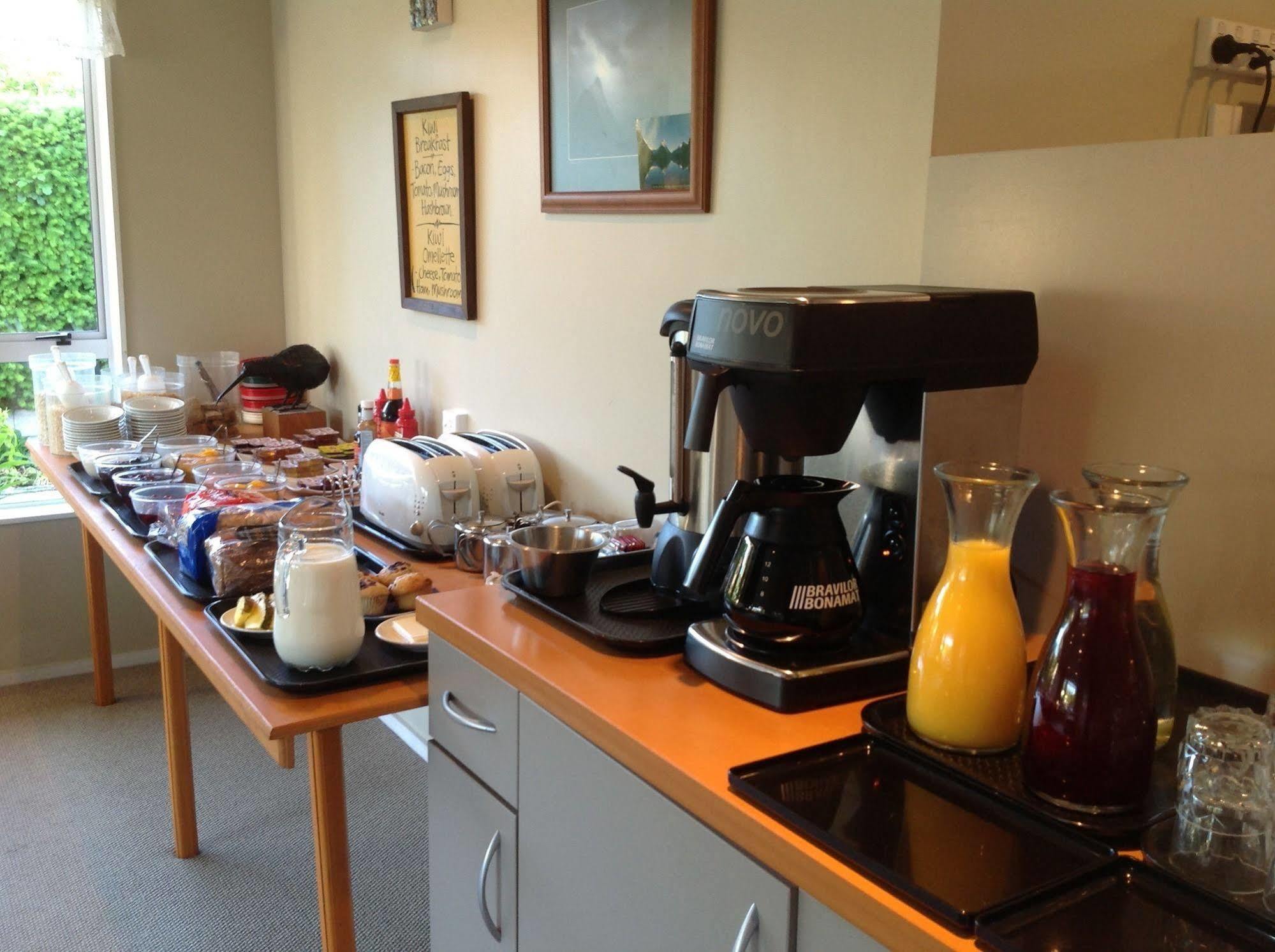Shakespeare House Bed & Breakfast Te Anau Exterior photo
