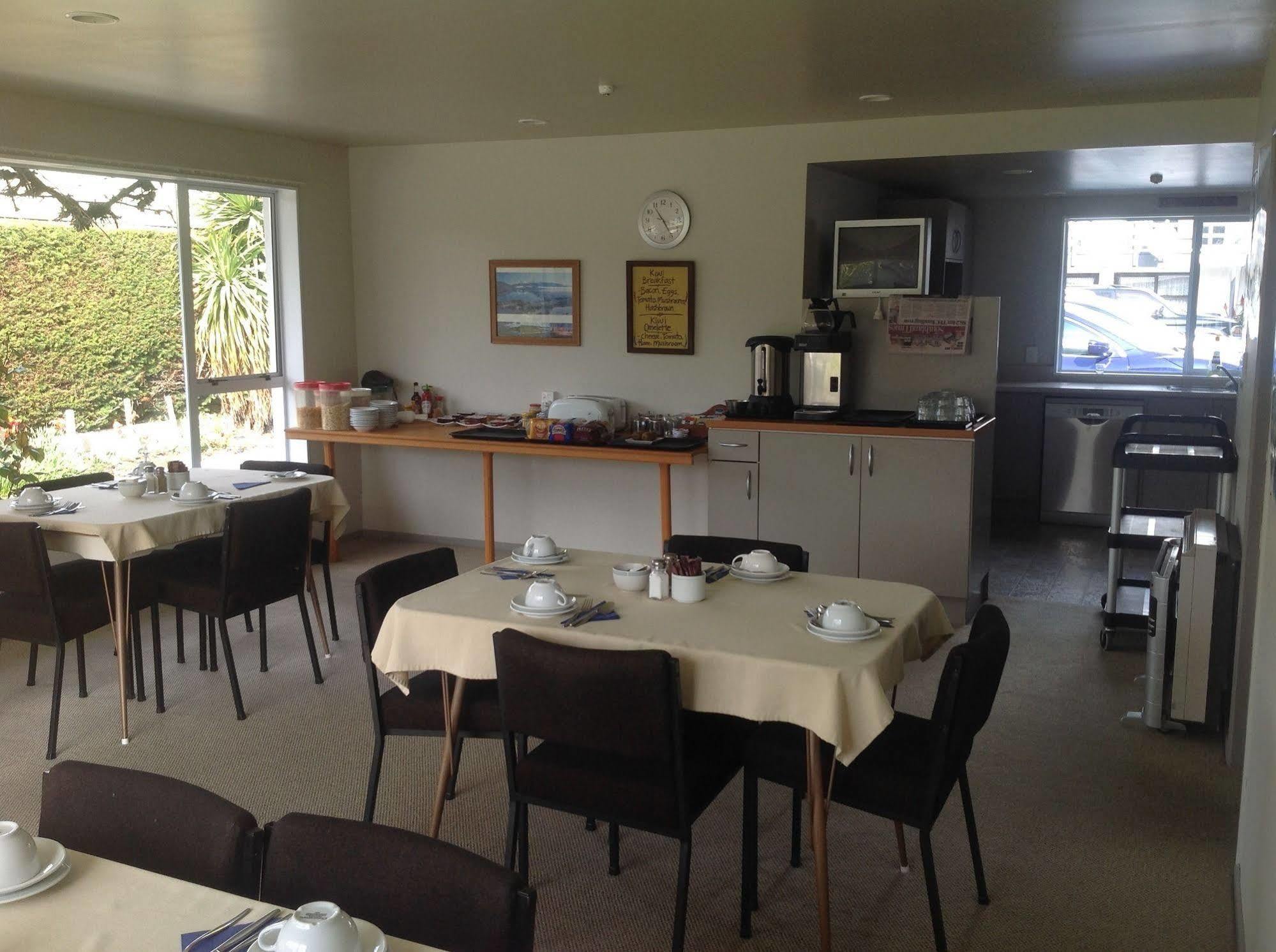 Shakespeare House Bed & Breakfast Te Anau Exterior photo