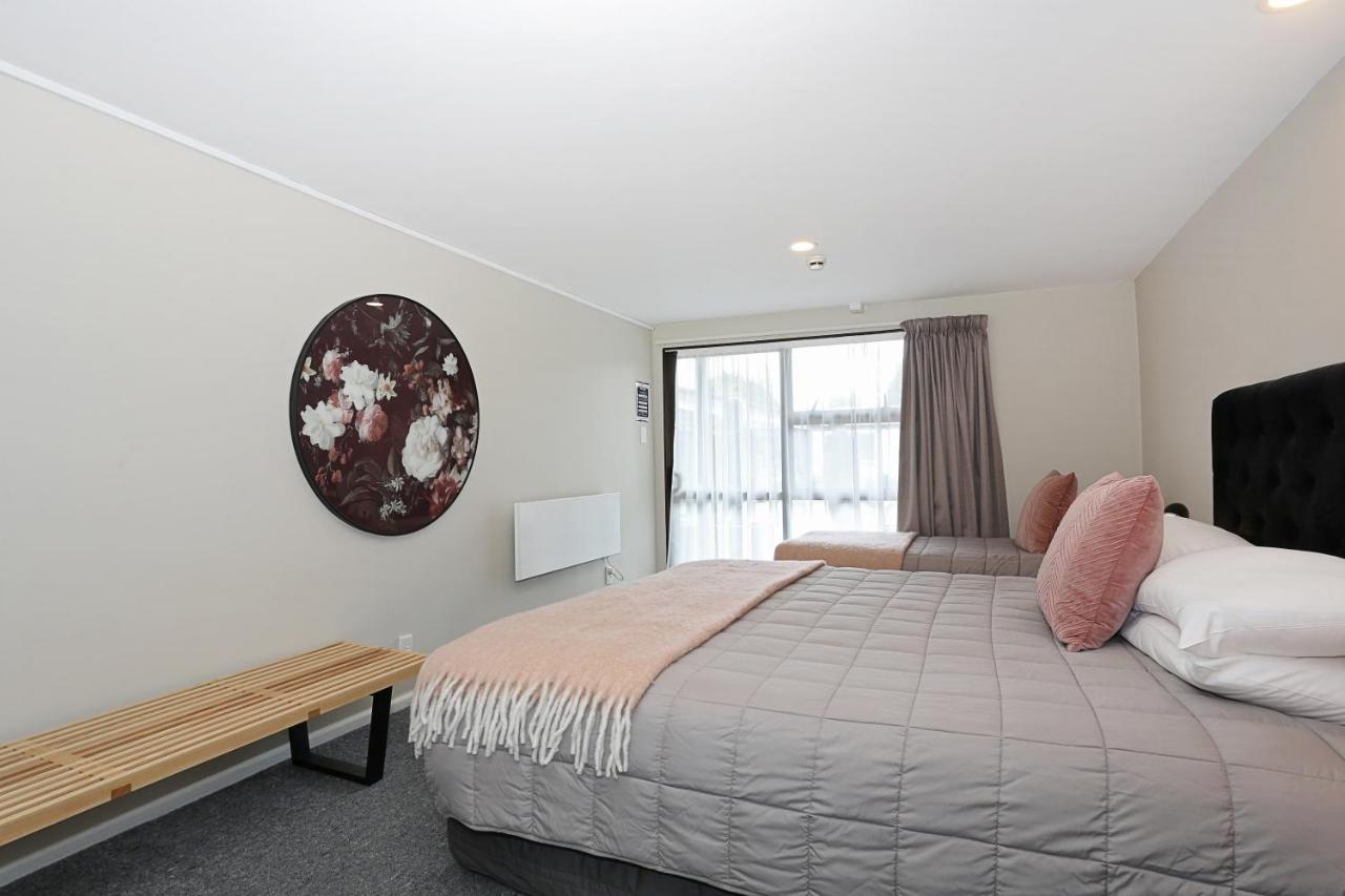 Shakespeare House Bed & Breakfast Te Anau Exterior photo
