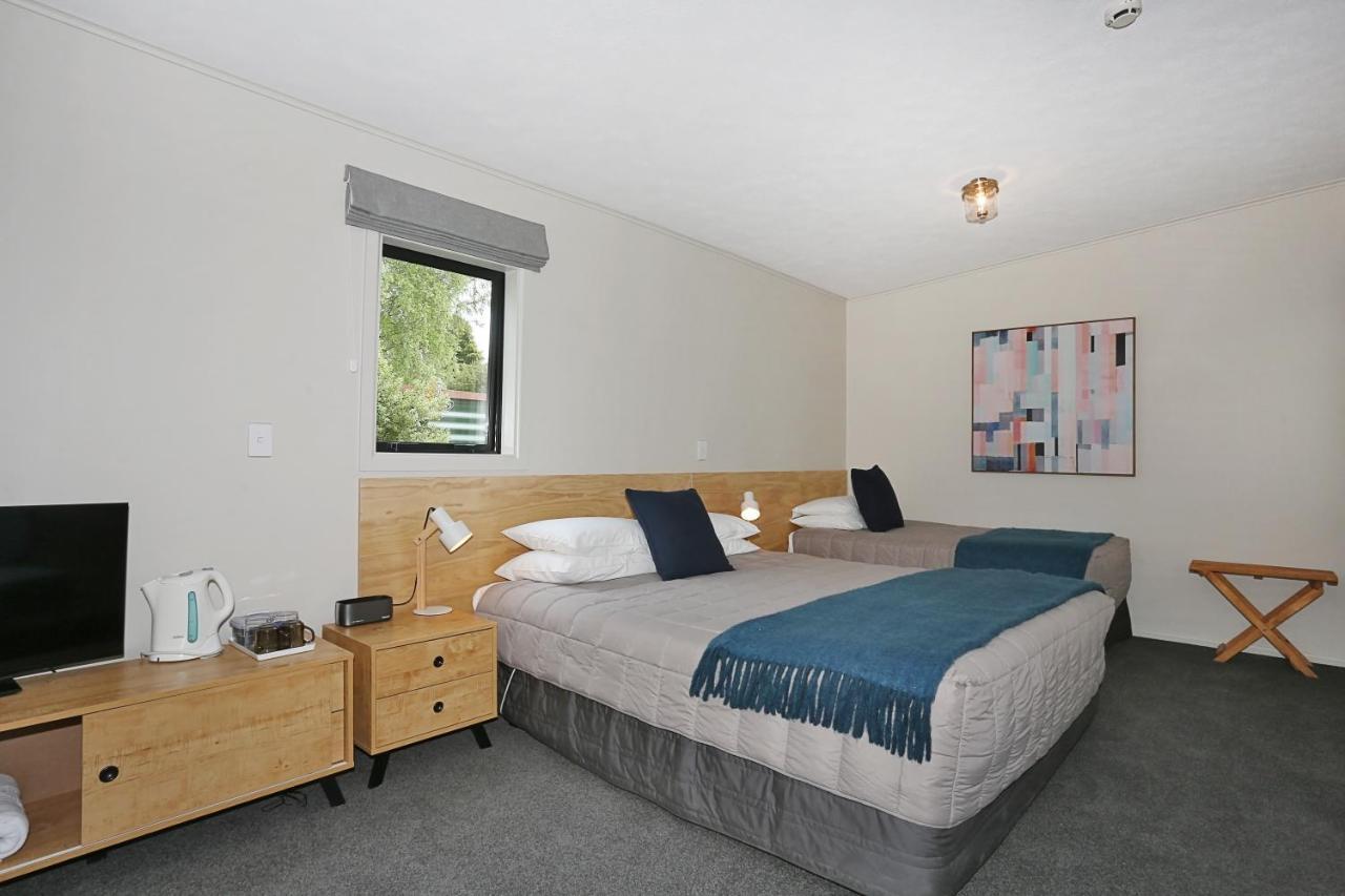 Shakespeare House Bed & Breakfast Te Anau Exterior photo