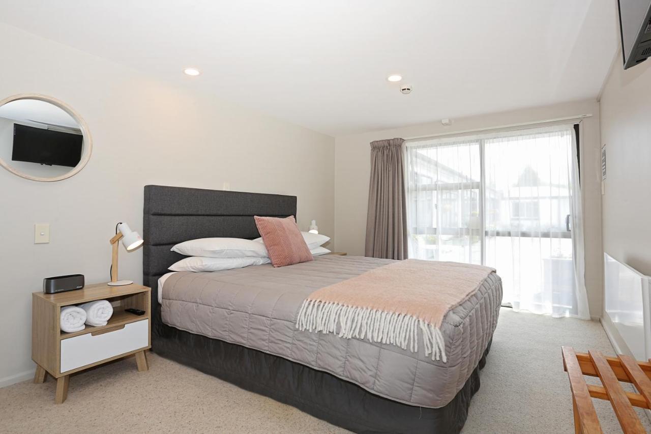 Shakespeare House Bed & Breakfast Te Anau Exterior photo