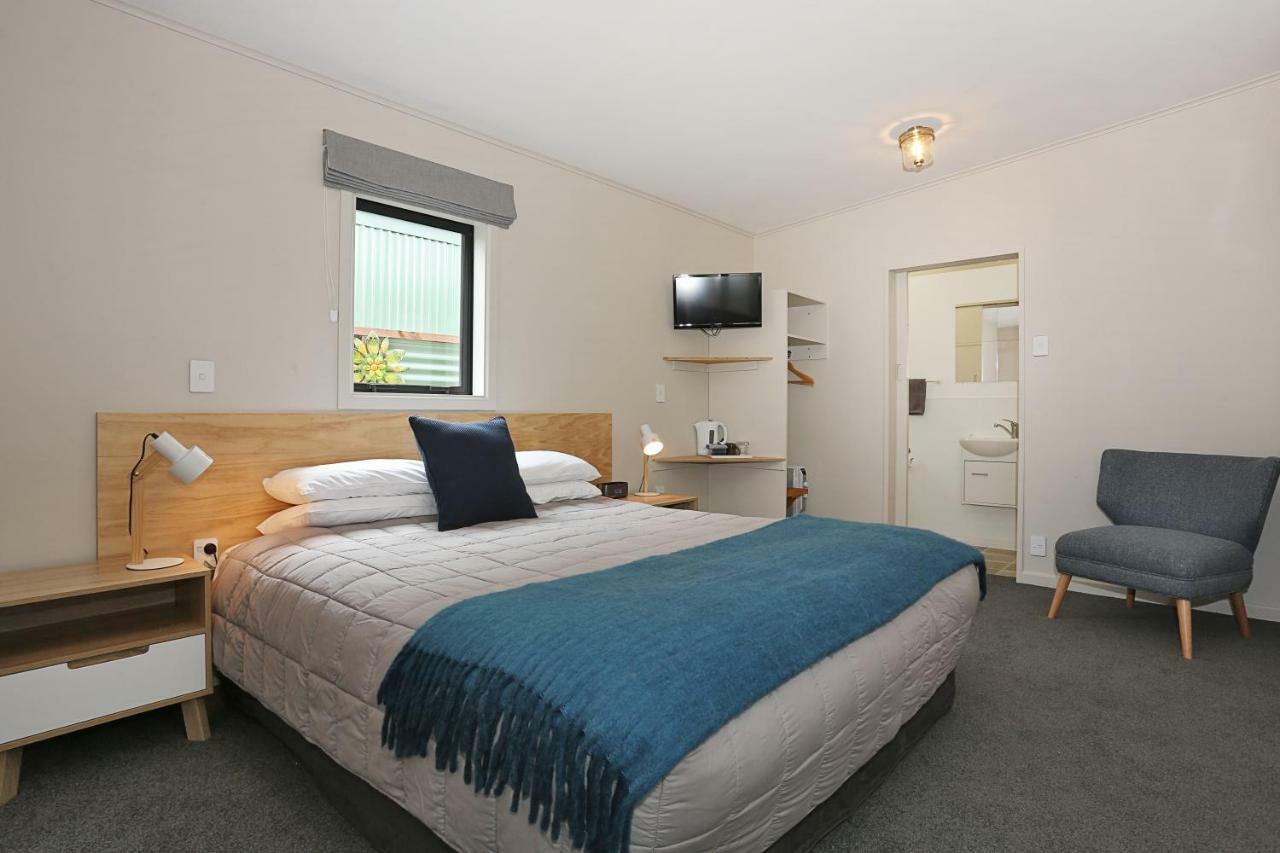 Shakespeare House Bed & Breakfast Te Anau Exterior photo